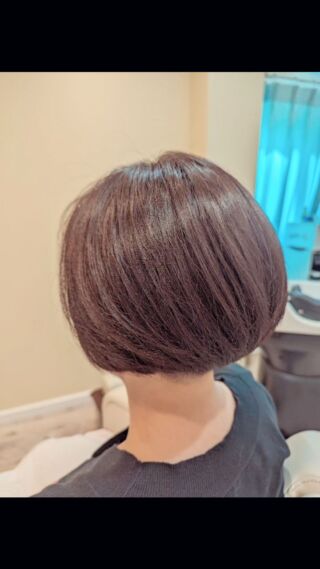 【敏感肌、白髪、抜毛、細毛の
髪のお悩みを解決するメンテナンスサロン
予防美容サロンkirana】

6月に5周年を迎えます😊

敏感肌でアレルギー持ちだった私は
身体が疲れやすくて、週４日しか
働けなかった。

顔色は悪くて
いつもイライラしていた

そんな時に私を健康な世界へつれ
ていってくれたのが

【ハーブマジック】との出会い

髪の老化は身体の疲れからきてるんだよ
身体を健康にしてあげることが大事

【何かを入れるより、身体に溜まってるいらないものを外にだす】

と考えの元に
【いらないものをだし続けた結果】

５年間で

私はすごく健康になりました。

１日10時間労働も週5日働く事も
出来るようになりました。

その上家事をし、子育てをし
睡眠時間が5時間の日が続いても

風邪も引かず
花粉症も改善し薬いらず

お肌もワントーン明るくなり
シミ知らず

私と同じように敏感肌で
アレルギー持ちで
疲れやすく
白髪が気になり始めた方

ぜひkiranaにご相談下さい
お力になれたら嬉しいです😊❣️

❖ー―――――――――――――――❖

@kirana5121
プロフィールから
ホットペッパービューティーにて
ご予約受付中
kiranaのことが知りたい方
公式ライン登録または
kirana HPのブログをチェック🤞

❖ー―――――――――――――――❖

【kiranaはトータルビューティー
メンテナンス美容院】

kiranaは東洋医学の考えで
髪を捉えます

身体と髪は繋がっていると
考えます

身体の疲れが髪の老化を
招きます

身体の健康＝髪の健康
になります

kiranaで美髪のメゾット
を行っていると

身体も健康になります

身体が元気になり
5歳若見えする自分になれたら
嬉しくないですか?

諦めなくても大丈夫
やれることはあるんです

どうぞ相談しにいらして下さいね

安心してお任せ下さいませ😊

❖❖❖❖❖❖❖❖❖❖❖❖❖❖❖❖❖❖❖

@kirana5121
プロフィールから
ホットペッパービューティー→予約
公式ライン登録→予約
kirana HP→予約

どちらも可能です

❖❖❖❖❖❖❖❖❖❖❖❖❖❖❖❖❖❖❖

頭皮や髪の悩みに
頭皮カメラを使った
頭皮診断を実施中

頭皮を見れば
あなたの身体や心の状態がわかります

ケアーの仕方や
良くなり方のスピードもわかります

誰でもできる
見た目年齢若返りメゾット
始めませんか?

❖❖❖❖❖❖❖❖❖❖❖❖❖❖❖❖❖❖

老化のサインがきたら
ひどくならないうちに
予防するのが大事!!

これ以上白髪を増やさないためにも
未来の髪の毛のためにも

❖❖❖❖❖❖❖❖❖❖❖❖❖❖❖❖❖❖

できる事

①カラー剤を見直す

しみる
痛い
痒い
匂いがイヤ
髪の傷みがすごい

刺激のあるカラー剤は
やめましょう

頭皮がカサカサになってしまいます

②頭皮を保湿しましょう

頭皮用化粧水をつかうか
頭皮洗浄するか
頭皮にも
お顔のように
水分を補給してあげて
下さいね

髪の老化はメンテナンスをしなければ
必ず起こる現象

私はメンテナンスをすれば
最大−10歳は若くなれると思います

なりたい髪型を手に入れることができたら

どんな事が手に入りますか？

・自信がもてる
・出かけたくなる
・ストレスがへる
・おしゃれか楽しめる
・人から褒めてもらえる

まだまだありますね

あなたも想像してみて下さいね😊

❖❖❖❖❖❖❖❖❖❖❖❖❖❖❖❖❖❖❖❖

#予防美容サロンkirana 
#予防美容サロンキラーナ
 #キラーナ#明石市大久保kirana 
#頭皮のかゆみ#フケ
#頭皮のベタつき
#明石大久保薄毛
 #明石大久保美容院#kirana
#頭皮洗浄 #ハーブマジック
#髪にいい食べ物
#エイジングケア#しみないカラー
#プライベートサロン
#アレルギー体質#花粉症
#ルーブルドー#LOVERDO
#インナーエステメルモ
#経皮毒#経皮吸収#40代美容院
#50代白髪明石美容院
#50代美容院
#60代美容院
